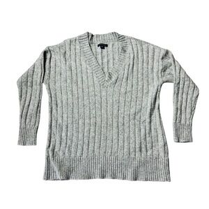American Eagle Gray Classic V-Neck Ribbed Sweater cuffed wrists and hem  size M